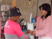 Rider amuses Pinoys with acting skills as he reenacts Miss Universe pre-winner announcement foodpanda rider