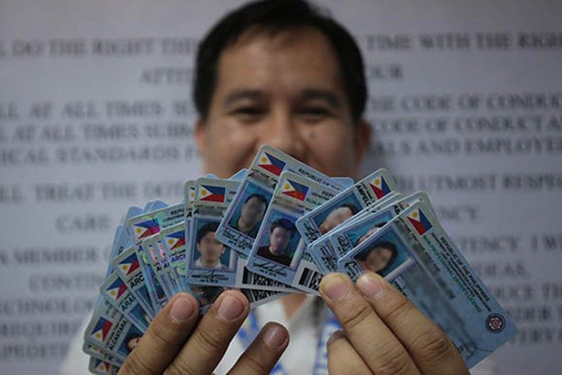 Questions raised over LTO’s penalty vs drivers claiming plastic cards outside sched