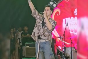 Viral: Random man jams with Sam Concepcion at municipality festival