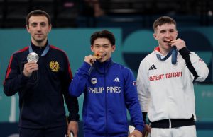 Carlos Yulo biting medal