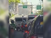 Spotted: Vehicle with MMDA logo cuts line in Pasig City