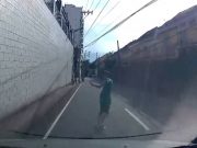 Skater nearly hit in Mandaluyong after swerving into vehicle’s path