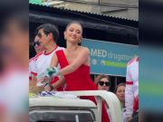 Ahtisa Manalo amuses Filipinos after wiping arm with cloth thrown at her during parade