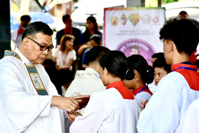 bishop-rojas-altar-servers