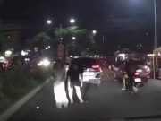 Pedestrians’ unexpected bowing gesture while crossing road draws attention