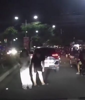 Pedestrians’ unexpected bowing gesture while crossing road draws attention