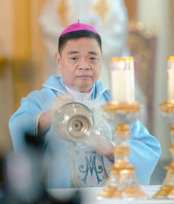 Bishop laments vanishing family altars, rosary prayer