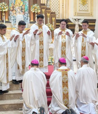 Malolos bishop ordains 8 priests, urges lives of service and integrity