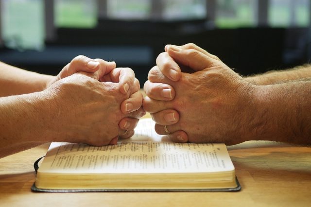 couple-praying
