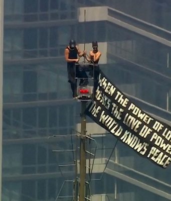 Russian daredevils unfurl banner atop New York’s Empire State Building in proposal stunt Russian daredevils_NYC
